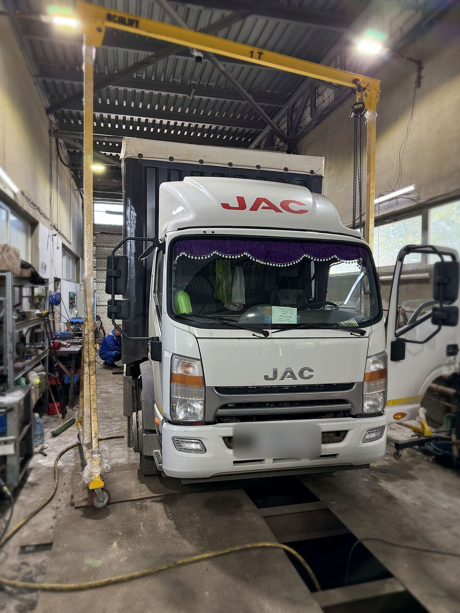 Грузовик JAC в цехе под кран-балкой